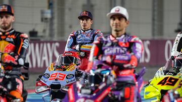 Marc Márquez en la recta de meta de Qatar durante la foto oficial de MotoGP 2024.