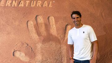 El tenista Rafael Nadal posa para los medios tras ser recibido por la alcaldesa de París, Anne Hidalgo, en el ayuntamiento de la capital francesa, tras ganar su undécimo título de Roland Garros.