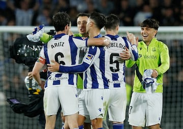 Soccer Football - LaLiga - Real Sociedad v FC Barcelona - Reale Arena, San Sebastian, Spain - November 10, 2024 Real Sociedad's Mikel Oyarzabal and teammates celebrate after the match REUTERS/Vincent West