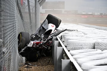 Así ha quedado el monoplaza de Zhou Guanyu tras el accidente.