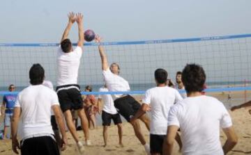 La plantilla sevillista se entrenó esta mañana en la playa Costa Ballena. Los jugadores nervionenses corrieron primero sobre el campo de golf aledaño y luego se pusieron el bañador para jugar al voley-playa. Después llegó la hora de meterse en el mar y realizar varios ejercicios. En medio de muy buen ambiente, hasta intentaron hacer un castillo humano, que no consiguieron completar.