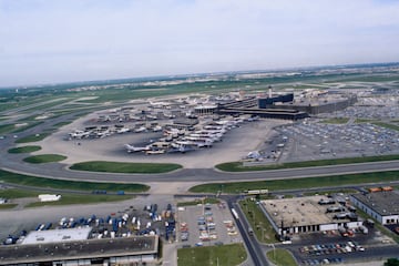 Sus siglas son IATA: ORD, OACI: KORD, FAA LID: ORD, ubicado en la esquina noroeste de Chicago, Illinois, Estados Unidos, a 27 kil¨®metros (17 millas) al noroeste del Centro de Chicago. Es el mayor centro de distribuci¨®n de United Airlines.