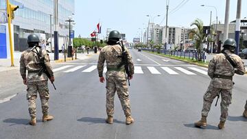 Peruvian army soldiers control traffic in Lima on March 16, 2020, in an attempt to persuade the population to stay at home, one day after President Martin Vizcarra announced a State of Emergency and a two-week nationwide home-stay quarantine together with