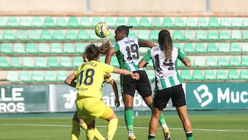 Dorine remata de cabeza una jugada del Betis ante el Villarreal.