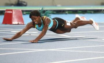 Shaunae Miller sorprendió a todos al lanzarse sobre la línea de meta en la final de la prueba de los 400m femeninos. Consiguió el oro por delante de la gran favorita Allyson Felix.