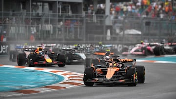 MIAMI, FLORIDA - MAY 03: Oscar Piastri of Australia driving the (81) McLaren MCL39 Mercedes leads Lando Norris of Great Britain driving the (4) McLaren MCL39 Mercedes Max Verstappen of the Netherlands driving the (1) Oracle Red Bull Racing RB21 Andrea Kimi Antonelli of Italy driving the (12) Mercedes AMG Petronas F1 Team W16 and the rest of the field at the start during the Sprint ahead of the F1 Grand Prix of Miami at Miami International Autodrome on May 03, 2025 in Miami, Florida. Rudy Carezzevoli/Getty Images/AFP (Photo by Rudy Carezzevoli / GETTY IMAGES NORTH AMERICA / Getty Images via AFP)