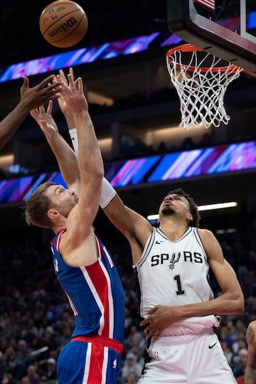 Tapón de Victor Wembanyama sobre Domantas Sabonis.