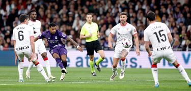 1-0. Brahim Díaz, desde el costado derecho, descarga al lado contrario a Rodrygo, el brasileño traza la diagonal hasta el balcón del área y golpea el balón a la escuadra de Julen Agirrezabala . Imparable para el portero del Athletic.