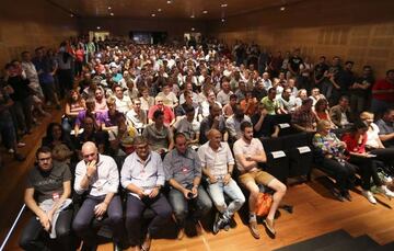 12/9/18 PROGRAMA EL LARGUERO EN EL TEATRO CALDERÓN DE VALLADOLID CON MANU CARREÑO AL FRENTE SERGIO ENTRENADOR DEL VALLADOLID Y OSCAR PUENTE ALCALDE DE VALLADOLID   FOTO: PHOTOGENIC/MIGUEL ANGEL SANTOS. VALLADOLID.