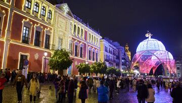 El ayuntamiento de Sevilla ha instalado una Catedral de Luces en la Plaza de San Francisco, a 12 de diciembre de 2022 en Sevilla (Andalucía, España). La Catedral de Luces ha sido la apuesta que esta navidad, el ayuntamiento de Sevilla, ha optado para el decoro de la céntrica plaza de San Francisco. Una estructura que tiene varios pases con luz y sonido para el deleite de los sevillanos.
12 DICIEMBRE 2022
Joaquin Corchero / Europa Press
12/12/2022