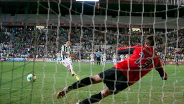 CÓRDOBA 11/9/2013
Partido de primera ronda de la Copa del Rey entre el Córdoba CF y el Deportivo de la Coruña en el Estadio El Arcángel. Lanzaron 28 veces desde los once metros para dilucidar la eliminatoria en 2013, igualando un registro histórico.