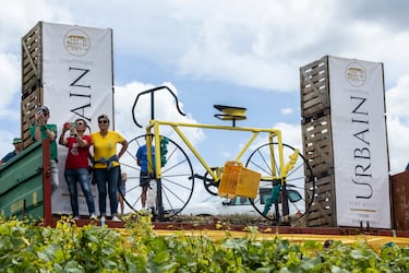 Aficionados esperando a los ciclistas en el tramo de tierra de Baroville. Durante la novena etapa del Tour de Francia.