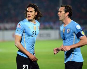 El descontrol de Cavani tras la expulsión.