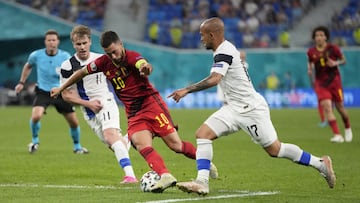 Hazard protege el bal&oacute;n ante Finlandia.