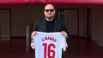 James Wahlberg, con una camiseta de Navas.