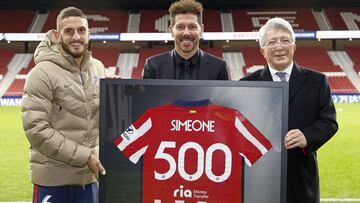 Simeone, con Koke y Cerezo, cuando cumplió 500 partidos como técnico.
