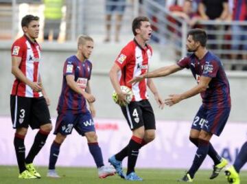 Adrián le pide el balón a Laporte.