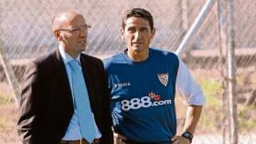 <b>ANÁLISIS. </b>Monchi y Jiménez conversan en un entrenamiento.
