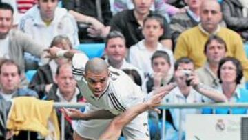 <b>PEPE FUE UN MURO. </b>El portugués hizo un partido perfecto, estuvo bien colocado y rapidísimo al corte. En la imagen, Iñaki Bea intenta frenarle a ras de césped.