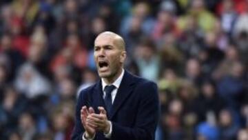 Zidane anima al equipo en un momento del partido ante el Athletic.