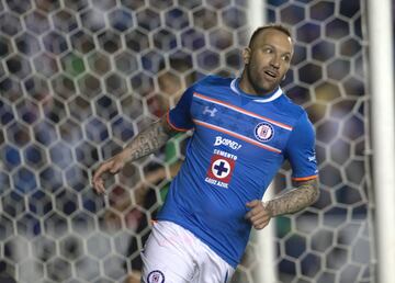 El delantero argentino naturalizado mexicano llegó a Cruz Azul después de firmar una buena campaña con Jaguares de Chiapas. Con la Máquina Vuoso jugó un año y cosechó diez goles en liga y copa. 