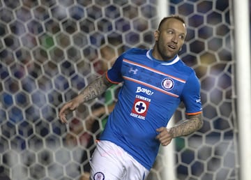 El delantero argentino naturalizado mexicano llegó a Cruz Azul después de firmar una buena campaña con Jaguares de Chiapas. Con la Máquina Vuoso jugó un año y cosechó diez goles en liga y copa.