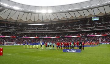 Los jugadores saludan desde el centro del campo. 