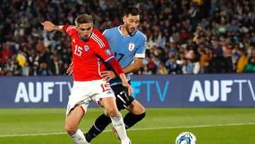 Sebastián Cáceres casi lesiona a Diego Valdés en el Uruguay vs Chile