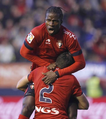 Defendió la camiseta del Atlético de Madrid durante la temporada 2009-10. Jugó en el Osasuna la temporada 2011-12.