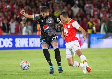 Santa Fe y Millonarios se enfrentaron en el estadio El Campín por la décima fecha de la Liga Águila II-2017, jornada de clásicos regionales en el fútbol colombiano.