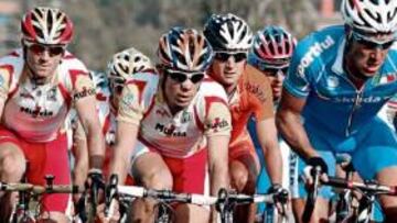 <b>JUNTOS. </b>Valverde, a rueda de Freire, con Bettini a su lado.