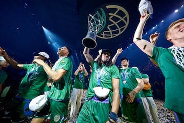 El Unicaja de M¨¢laga, campe¨®n de la Basket Champions League tras ganar 67-83 al Galatasaray. Segundo a?o consecutivo que conquista el trofeo.