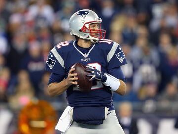 Considerado por muchos el mejor mariscal de campo de la actualidad y uno de los tres mejores de todos los tiempos en la NFL. Puede presumir en la misma mano CINCO anillos de campeón, todos con los Patriotas de Nueva Inglaterra. Brady suma 61 mil 582 yardas y 456 pases de anotación, en 17 temporadas como profesional. Ha sido MVP del Súper Bowl en cuatro ocasiones.