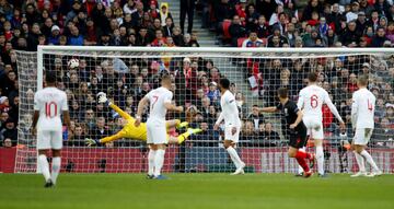 El jugador de Croacia Andrej Kramaric marca el 0-1.