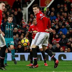 Manchester United empata y pierde el segundo puesto