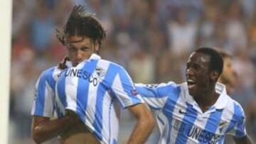 <b>DEMICHELIS, EL GOLEADOR. </b>El joven Fabrice felicita de manera alborozada a Martín Demichelis que acababa de marcar el gol que abría la lata de los helenos.