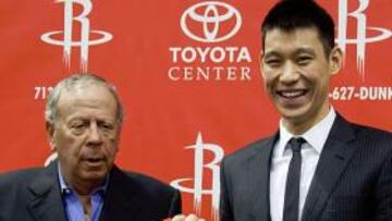 Lin posa con su nueva camiseta junto al propietario de los Rockets, Les Alexander.