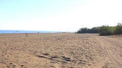 Esta playa se encuentra en la población de Almayate y pertenece al municipio de Vélez Málaga, situada en pleno centro de la comarca de la Axarquía. Con una longitud de unos 800 metros se compone de 4 tramos: Bajamar, Playa Madrid, El Hornillo y Playa Naturista.  La playa Naturista cuenta con el camping naturista Almanat y es una de las más conocidas en toda Andalucía. Además, bajo la opinión de todos los amantes de la práctica del nudismo, esta playa está entre las tres playas nudistas más destacadas del país. La Playa de Almayate es una playa virgen de arena oscura y muy aislada que destaca por el silencio y la naturaleza.