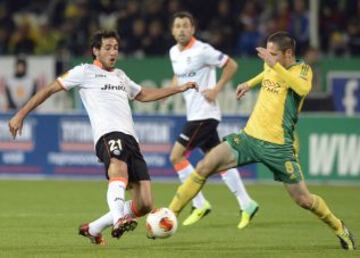 Kuban-Valencia. Parejo y Tlisov intentan controlar un balón.
