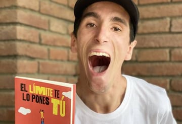 Alex Roca posa con su libro, 'El límite te lo pones tú'.