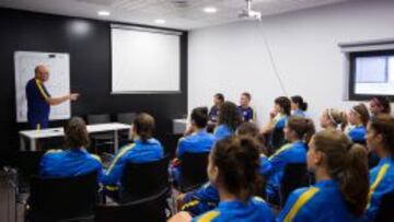 Xavi Llorens, entrenador azulgrana, imparte una charla t&aacute;ctica a sus jugadoras. 