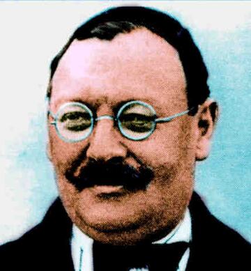 El 29 de noviembre de 1899 pudo hacer realidad la ilusi¨®n de fundar el FC Barcelona. Inicialmente, Gamper no pudo presidir la Entidad debido a su minor¨ªa de edad, pero en 1908 tuvo que coger las riendas para evitar su desaparici¨®n, el Club, se estaba hundiendo deportivamente, econ¨®mica y socialmente.
Consigui¨® recuperar socios y en el ¨¢mbito deportivo, Gamper reconstruy¨® el equipo. Fue presidente del Barcelona con varias entradas y salidas pero siempre permaneci¨® en la directiva.