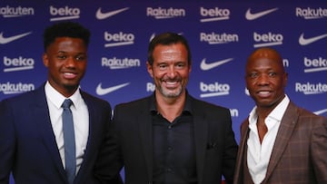 Ansu Fati, con su representante, Jorge Mendes, y su padre.