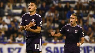 Juan Fernando Quintero y Rafael Santos Borr&eacute; celebrando un gol con River Plate ante V&eacute;lez Sarsfield por Superliga Argentina.