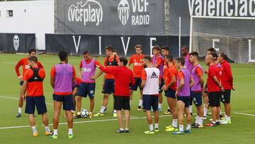 Marcelino, dando instrucciones a sus jugadores en Paterna.