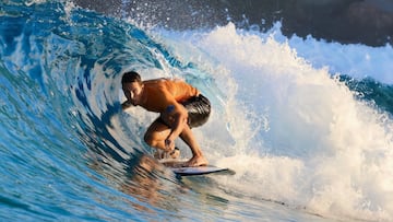 Jake Robinson surfeando