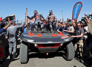 Carlos Sainz del equipo Audi Sport y su copiloto Lucas Cruz celebran su victoria después de ganar en la categoría de coches en Rally Dakar 2024.