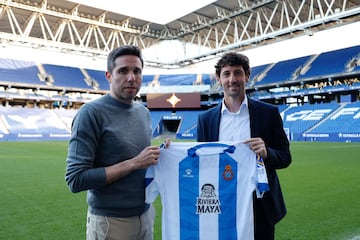 Unai Ezkurra y Esteban Granero, plasmando el acuerdo entre Espanyol y Olocip.