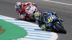 Valentino Rossi con la Yamaha y Andrea Dovizioso con la Ducati.