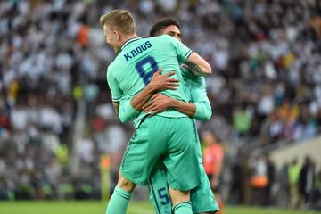 Kroos y Varane celebran el primer gol ante el Valencia.